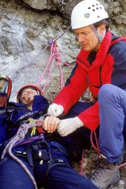 Will (Lars Weström) wird von Dr. Mark Harland (Urs Remond) verarztet.