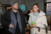 ACHTUNG SPERRFRIST! Die Veröffentlichung dieses Motives ist für alle ONLINE-MEDIEN (außer Programm-Presse) erst ab dem 30.04.2025 frei. Matildas (Anna-Katharina Fecher) verkrampfte Art befeuert Eriks (Patrick Heinrich) Vermutung.