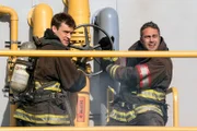 Chicago Fire Staffel 6 Folge 12 Gemeinsam meistern sie eine Gefahrensituation: Jesse Spencer als Matthew Casey, Taylor Kinney als Kelly Severide.