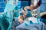 Die Patientin Gina Hachmann (Lucia E. Lampolia) wird operiert.