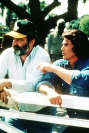 Unterstützt von seinem Erdenfreund Mark (Victor French, l.) dringt Jonathan (Michael Landon, r.) in die Herzen der ausgewählten Menschen ein ...