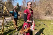 Louisa Stöcke schießt seit 25 Jahren Bogen. Hier im Outfit einer antiken Reiterin mit Bogen. Der Parqour des Schützenvereins gilt als einer der schönsten bundesweit.