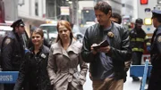 Detective Eames (Kathryn Erbe, l.), Agent Martino (Deirdre Lovejoy) und Detective Nichols (Jeff Goldblum) vermuten, dass sie es bei dem Mord an dem Chef einer Bank mit Lynchjustiz zu tun haben.
