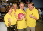 Das Trispa-Bowling-Team (Franziska Traub l., Gaby Köster 2.v.l. und Georg (Alfred Wittner, r.) tritt mit ihrem Chef Schumann (Lutz Herkenrath, 2.v.r.) zur Revanche gegen das Team vom Crownmarkt an.