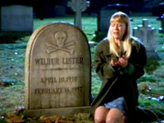 Melissa (Jane Leigh Connelly) hat gewettet, dass sie es schafft, zwei Stunden an dem Grab des Serienkillers Wilbur Lister auszuharren. Doch als plötzlich eine Stimme zu ihr spricht, bekommt sie es mit der Angst zu tun...