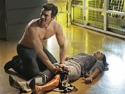 Jesse Cardoza (Eddie Cibrian) gerät im Gebäude des CSI in eine Geiselnahme, bei der die Rezeptionistin Danielle Hansen (Monique Gabriela Curnen) verletzt wird.