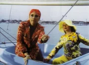 Während eines Segelausfluges beobachtet Helen Stewart (Suzanne Pleshette, li.), wie in einem Haus am Ufer ein Mann erschossen wird. Ihre Mutter (Kate Reid) bekommt davon nichts mit.