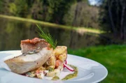 Mit Kartoffelsalat als Beilage serviert Petr ein für Trebon typisches Produkt: Zander aus regionalen Gewässern.