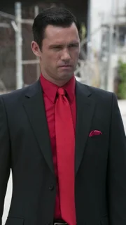 Um einen totgeglaubten Kinderentführer aufzuspüren, muss sich Michael (Jeffrey Donovan) verdeckt in die Szene eines üblen Viertels in Miami einschleichen.