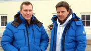 Die Trödelexperten Otto Schulte (li.) und Marco Heuberg sind gekommen, um der Familie zu helfen