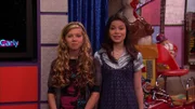 L-R:  Sam Puckett (Jennette McCurdy), Carly Shay (Miranda Cosgrove)