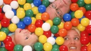 Ritas (Gaby Köster) Ring ist in der neuen Ballbude im Supermarkt verloren gegangen. Schumann (Lutz Herkenrath) und Lara (Lara Fassbender) helfen suchen.