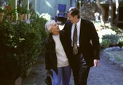 Cigarette-Smoking Man (William B. Davis, r.), Marjorie Butters (Louise Latham, l.)
