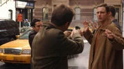 Als eine Obdachlose verschwindet, scheint sich eine frühere Mordserie fortzusetzen. Danny (Enrique Murciano, li.) und Martin (Eric Close, vo.) stellen Rick Knowles, der für eine frühere Mordserie verantwortlich gemacht wurde. Doch steckt eigentlich sein Zwillingsbruder Greg (Tony Goldwyn, re.) dahinter?