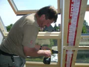 Neue Fenster werden in das Haus eingesetzt..