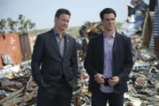 Det. Mac Taylor (Gary Sinise, l.) und Det. Don Flack (Eddie Cahill) stoßen auf einen bislang ungelösten Mordfall aus der Vergangenheit.