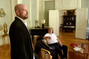 Von links: Pfarrer Hans Reiser (Stephan Zinner) und Kardinal Georg Brunnenmayr (Erwin Steinhauser) im Streitgespräch.