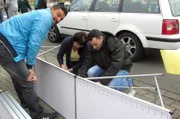 Zusammen mit Ursula und deren Sohn Robert baut Trödelprofi Sükrü Pehlivan (li.) den Stand auf dem Flohmarkt auf