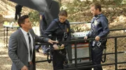 In den Baumwipfeln wird ein Kokon gefunden, in dem sich eine menschliche Leiche befindet. Es handelt sich um den windigen Buchautoren und Archäologen Dr. Sutton. Booth (David Boreanaz, l.), Brennan (Emily Deschanel) und Dr. Jack Hodgins (T. J. Thyne) ermitteln.