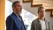 Nur scheinbar zieht Bäckström (Kjell Bergqvist) mit Ankan (Agnes Lindström Bolmgren) an einem Strang.