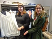 Lisa (l.) zusammen mit ihrer Shoppingbegleitung Sophie.
