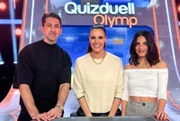 Moderatorin Esther Sedlaczek (M.) mit den Kandidaten des Teams "Liebe": René Adler (l.) und Lilli Hollunder (r.).