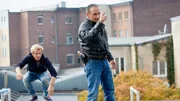 Paul (Daniel Roesner, l.) und Semir (Erdogan Atalay) suchen nach Julia, die über die Dächer entkommen konnte...