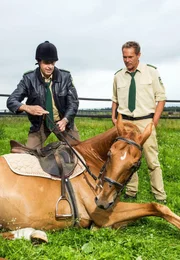 Hubert (Christian Tramitz, r.) und Staller (Helmfried von Lüttichau, l.) wollen auf Dressurpferd Poldi reiten.