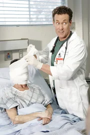 Dr. Phil Cox (John C. McGinley, r.) versucht vergeblich, der immer gutgelaunten Molly die positive Lebenseinstellung zu verderben ...
