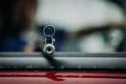 Nachstellung: Randy Davis richtet die Waffe auf Michele Davis