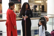 Barbara Howard (Sheryl Lee Ralph, l.), Ava Coleman (Janelle James, m.)