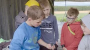 Gespannt schauen die anderen Jungs Alvin beim Devilstickbauen über die Schulter.