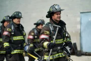 Chicago Fire Staffel 6 Folge 10 Er führt sein Team zu einem schwierigen Einsatz: Taylor Kinney als Kelly Severide (rechts vorne)