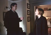 Zigarettenraucher (William B. Davis, l.); Dana Scully (Gillian Anderson, r.)