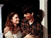 Kathy (Jennifer Jason Leigh, l.) behauptet, dass sie von Jim Bob (David W. Harper, r.) ein Kind erwartet. Jim Bob ist damit einverstanden, sie zu heiraten, obwohl er sie nicht liebt.