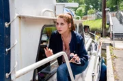 Nina Weiss (Julia Schäfle) schleicht sich am Tatort an.