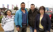 Trödelprofi Sükrü Pehlivan (2.v.li.) mit Robert und Ursula, sowie Roberts Freundin Nese (li.) auf dem Flohmarkt