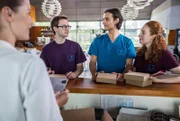 Die jungen Ärzte sind genau ein Jahr im JTK! Zu dem Anlass hat Olli (Arne Kertész), Ivo (Jakob D'Aprile) und Tamar (Linda Kummer) ein Paket mit einer Aufmerksamkeit erreicht, die Sie von Dr. Julia Berger (Mirka Pigulla) überreicht bekommen. Von wem kommt die überraschende Zusendung? (v.l.n.r. Dr. Julia Berger (Mirka Pigulla), Olli (Arne Kertész), Ivo (Jakob D'Aprile), Tamar (Linda Kummer)).