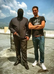Ob japanische Mafia-Mitglieder, Gang-Bosse in El Salvador oder Goldgräber in Brasilien. In seiner Doku-Reihe "Uncovered" greift Journalist Thilo Mischke (r.) Themen auf, die sich auf und neben dem Grat des Erlaubten bewegen ..