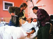 Die Drücker Achim (Heinrich Eyerund, li.) und Ingo (Stefan Franz, li.) tauchen bei Ben (Peter Ketnath) im Krankenhaus auf ...