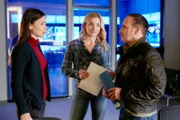 Semir (Erdogan Atalay) und seine Chefin Kim Krüger (Katja Woywood) besprechen gemeinsam mit Sekretärin Susanne König (Daniela Wutte) das weitere Vorgehen.