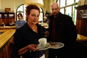 Clara Hiller (Sabrina Amali), Sissy (Lilly Forgach) und Pfarrer Hans Reiser (Stephan Zinner).