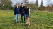 Trainerin Ramona Houscht (l.), Max und Lisa mit Aussiedor-Weimaraner-Mix "Sanjo". +++ Die Verwendung des sendungsbezogenen Materials ist nur mit dem Hinweis und Verlinkung auf RTL+ gestattet. +++
