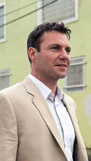 Der gewissenlose, ehemalige MI-6-Agent Mason Gilroy (Chris Vance) hat sich als freischaffender Spion selbstständig gemacht.