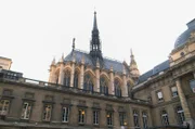 Paris, die Stadt des Lichts und Zuhause zahlreicher historischer Gebäude. Im Untergrund gibt es jedoch eine dunklere Seite der Stadt zu entdecken: die Katakomben.