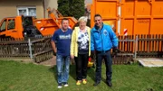 Mauro (re.) will Stefan und Anke helfen, das Elternhaus zu entrümpeln.