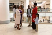 Delisha Sloss (Shirley Jordan, 2.v.l.), Henry (Christopher Farrar, 3.v.r.), Barbara Howard (Sheryl Lee Ralph, 2.v.r.)