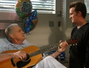 Matthew Perry (Murray Marks, re.).