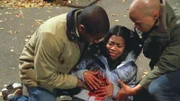 Naomi (Monique Lea) wird von einem Mitglied einer Gang angeschossen. Isaiah (Abraham Amkpa, l.) und Ty (Peterson Townsend) versuchen, ihr zu helfen, und wissen noch nicht, welches Schicksal auf sie wartet.
