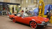 Jeremy Clarkson in dem Jaguar XJS, der umgebaut wurde, um schienentauglich zu sein.